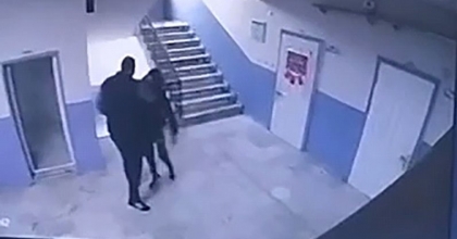 OKUL MÜDÜRÜ OTİZMLİ ÖĞRENCİYİ MERDİVENLERDEN İTTİ