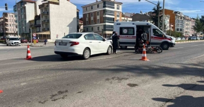 TAVŞANLI’DA OTOMOBİL İLE MOTOSİKLET ÇARPIŞTI: 2 YARALI
