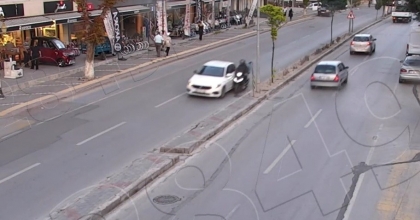 KÜTAHYA’DA İKİ AYRI MOTOSİKLET KAZASI KAMERALARA YANSIDI