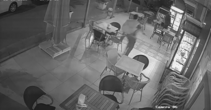 PASTANEDE DEHŞET ANLARI: ELİNDE BIÇAKLA MÜŞTERİLERE SALDIRDI