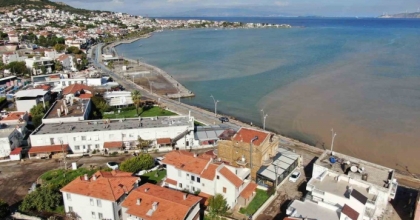 FOÇA’DA SEL SULARI DENİZİN RENGİNİ DEĞİŞTİRDİ