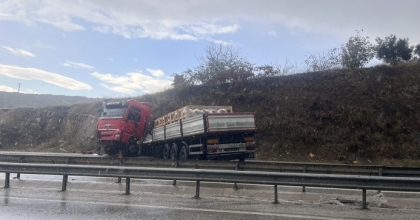 YAĞIŞLI HAVA KAZAYI BERABERİNDE GETİRDİ
