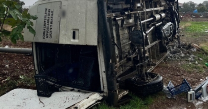 MANİSA’DA KAMYONET DEVRİLDİ: 1 ÖLÜ, 1 YARALI
