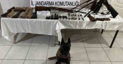 YAPTIĞI SİLAHLARA MÜŞTERİ ARARKEN YAKALANDI
