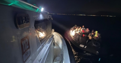 İZMİR AÇIKLARINDA 27 DÜZENSİZ GÖÇMEN YAKALANDI, 14 GÖÇMEN KURTARILDI
