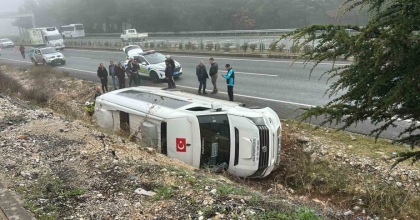 MUĞLA’DA YOLCU MİNİBÜSÜ DEVRİLDİ: 13 YARALI
