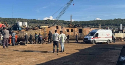 İZMİR’DE ÜZERİNE PARÇA DÜŞEN İŞÇİ HAYATINI KAYBETTİ
