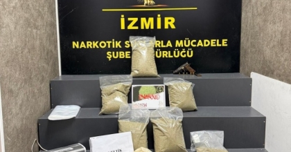 İZMİR’DE TORBACILARA OPERASYONDA YÜKLÜ MİKTARDA UYUŞTURUCU ELE GEÇİRİLDİ
