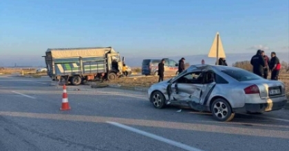 KAMYONET İLE OTOMOBİL ÇARPIŞTI 6 KİSİ YARALANDI
