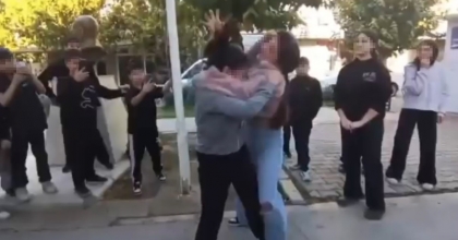 ORTAOKULLU KIZLAR BİRBİRİNE GİRDİ, ARKADAŞLARI AYIRMAK YERİNE VİDEO ÇEKTİ