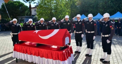 ŞEHİT POLİS MEMURU GÖREV YAPTIĞI İLÇEDEN UĞURLANDI
