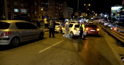 REFÜJE ÇARPAN ARAÇ ZİNCİRLEME KAZAYA SEBEP OLDU: 1 YARALI