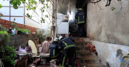 EVDE ÇIKAN YANGINDA YAŞLI ÇİFTİN YARDIMINA KOMŞULARI KOŞTU