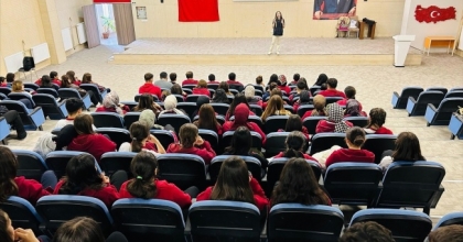 DOMANİÇ’TE ÖĞRETMEN VE ÖĞRENCİLER SİBER SUÇLARA KARŞI BİLGİLENDİRİLDİ
