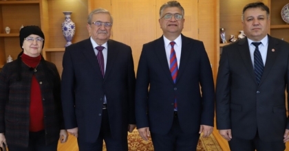 EMEKLİ MÜDÜR AHMET URFALI ESERLERİNİ REKTÖR KIZILTOPRAK’A TAKDİM ETTİ
