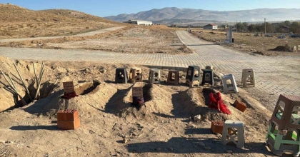 ZEHİRLENEREK ÖLEN ANNE VE 2 ÇOCUĞUNUN YAN YANA DEFNEDİLDİĞİ MEZARLAR GÖRENLERİN İÇİN SIZLATTI