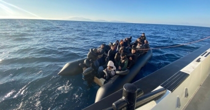 İZMİR AÇIKLARINDA 63 DÜZENSİZ GÖÇMEN YAKALANDI
