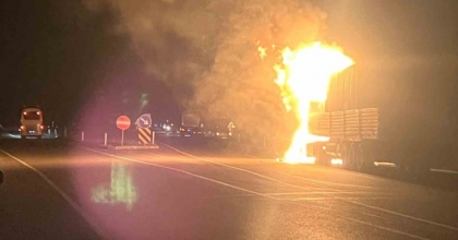 HAREKET HALİNDEKİ TIR ALEV TOPUNA DÖNDÜ
