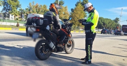 MANİSA’DA MOTOSİKLET DENETİMLERİNDE 716 SÜRÜCÜYE CEZA

