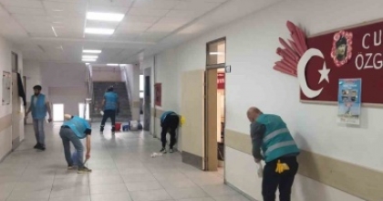 DENETİMLİ SERBESTLİK YÜKÜMLÜLERİ, ARA TATİLDE OKULLARI YENİLEDİ
