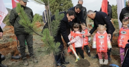 KÜTAHYA’DA HATIRA ORMANINA 2 BİN FİDAN DİKİLDİ
