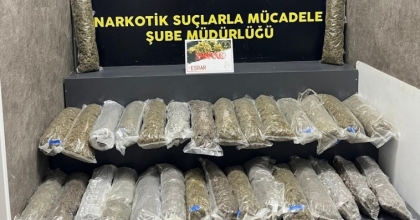 İZMİR’DE UYUŞTURUCU DEPOSUNA BASKIN: 23 KİLO ELE GEÇİRİLDİ
