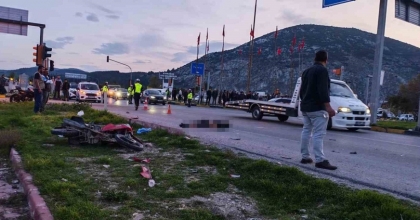 KIRKAĞAÇ’TA OTOMOBİLLE ÇARPIŞAN MOTOSİKLETLİ AĞIR YARALANDI
