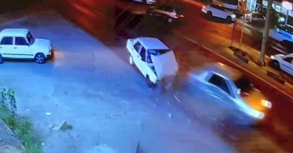 2 KİŞİNİN YARALANDIĞI KAZANIN GÜVENLİK KAMERA KAYDI ORTAYA ÇIKTI
