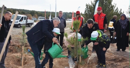 KÜTAHYA’DA ŞEHİTLER İÇİN 350 FİDAN TOPRAKLA BULUŞTU
