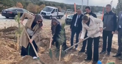 KÜTAHYA’DA ŞEHİTLER ANISINA 400 FİDAN TOPRAKLA BULUŞTU
