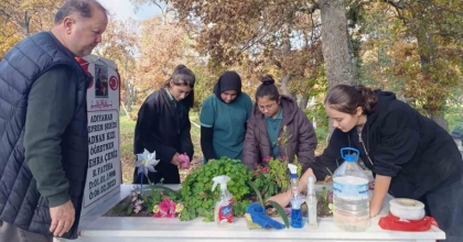GÖRDESLİ ÖĞRENCİLER ŞEHİT ÖĞRETMENLERİ UNUTMADI
