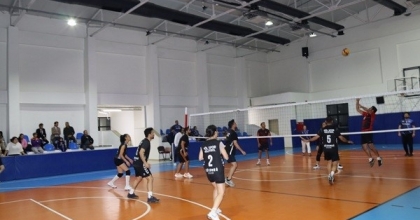 KÖYCEĞİZ’DE ÖĞRETMENLER ARASI VOLEYBOL TURNUVASI DÜZENLENDİ