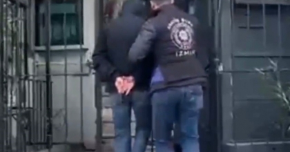 İZMİR’DE 23 YILLA ARANAN UYUŞTURUCU TACİRİ YAKALANDI