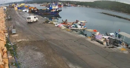 DİREKSİYON HAKİMİYETİ KAYBOLAN ARAÇ DENİZE UÇTU
