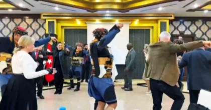 SAĞLIK TURİZMİ KONFERANSINDA BÜYÜKELÇİLER ‘ZEYBEK’ OYNADI
