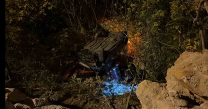 MENTEŞE’DE ARAÇ DEREYE UÇTU: 1 YARALI
