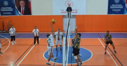 ÖĞRETMENLERİN NEFES KESEN VOLEYBOL TURNUVASI TAMAMLANDI