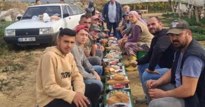 ÜZÜM ALICISINDAN İŞÇİLERE ZİYAFET
