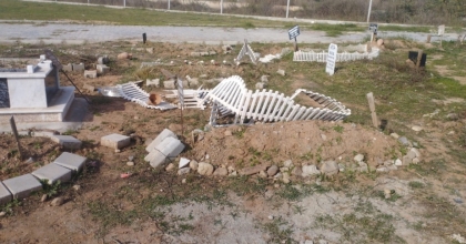 YAKINLARININ DAĞILMIŞ MEZARLARINI GÖRENLER EFELER BELEDİYESİ’NE TEPKİ GÖSTERDİ
