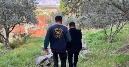 FİRARİ ŞAHIS ORMANLIK ARAZİDE SAKLANIRKEN YAKALANDI
