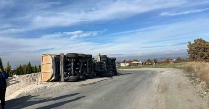 UŞAK’TA TIR YAN YATTI: 1 YARALI
