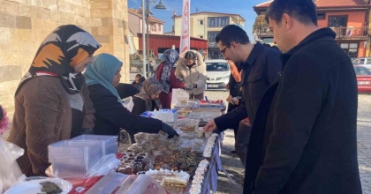 SULTANDAĞI’NDA GAZZE YARARINA HAYIR ÇARŞISI KURULDU