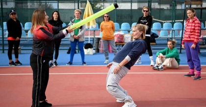 KUŞADASI’NDA KADINLARA ‘YAKIN SAVUNMA TEKNİKLERİ’ EĞİTİMİ VERİLDİ
