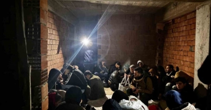 DÜZENSİZ GÖÇMENLER İNŞAATTA YAKALANDI
