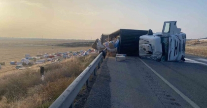 SAMAN YÜKLÜ TIR DEVRİLDİ
