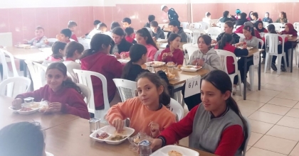 TAŞIMALI EĞİTİMDE ÖĞRENCİLERE HİJYENİK VE SAĞLIKLI YEMEK HİZMETİ