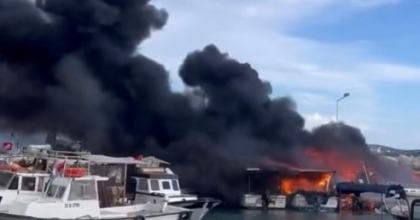ÇEŞME’DE KORKU DOLU ANLAR: TEKNELER ALEVLERE TESLİM OLDU