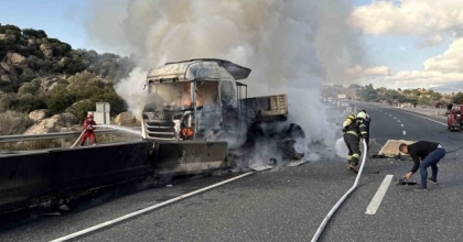 KAZA YAPAN TIR ALEVLERE TESLİM OLDU
