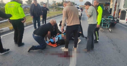 MOTOSİKLET REFÜJE ÇARPTI: 1 ÖLÜ, 1 YARALI
