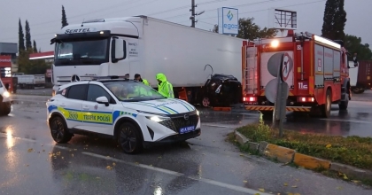 TIRIN ALTINDA KALAN OTOMOBİLDEKİ KARI KOCA HAYATINI KAYBETTİ
